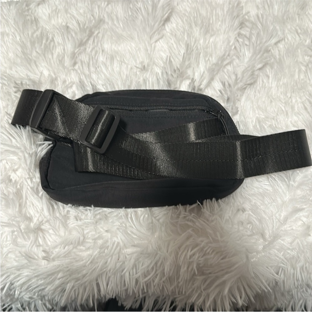 🆕 Basic Essentials everywhere belt bag 1L - Black - Picture 4 of 4